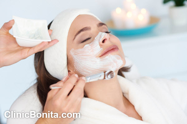 فیشیال تخصصی پوست توسط متخصص پوست در اصفهان